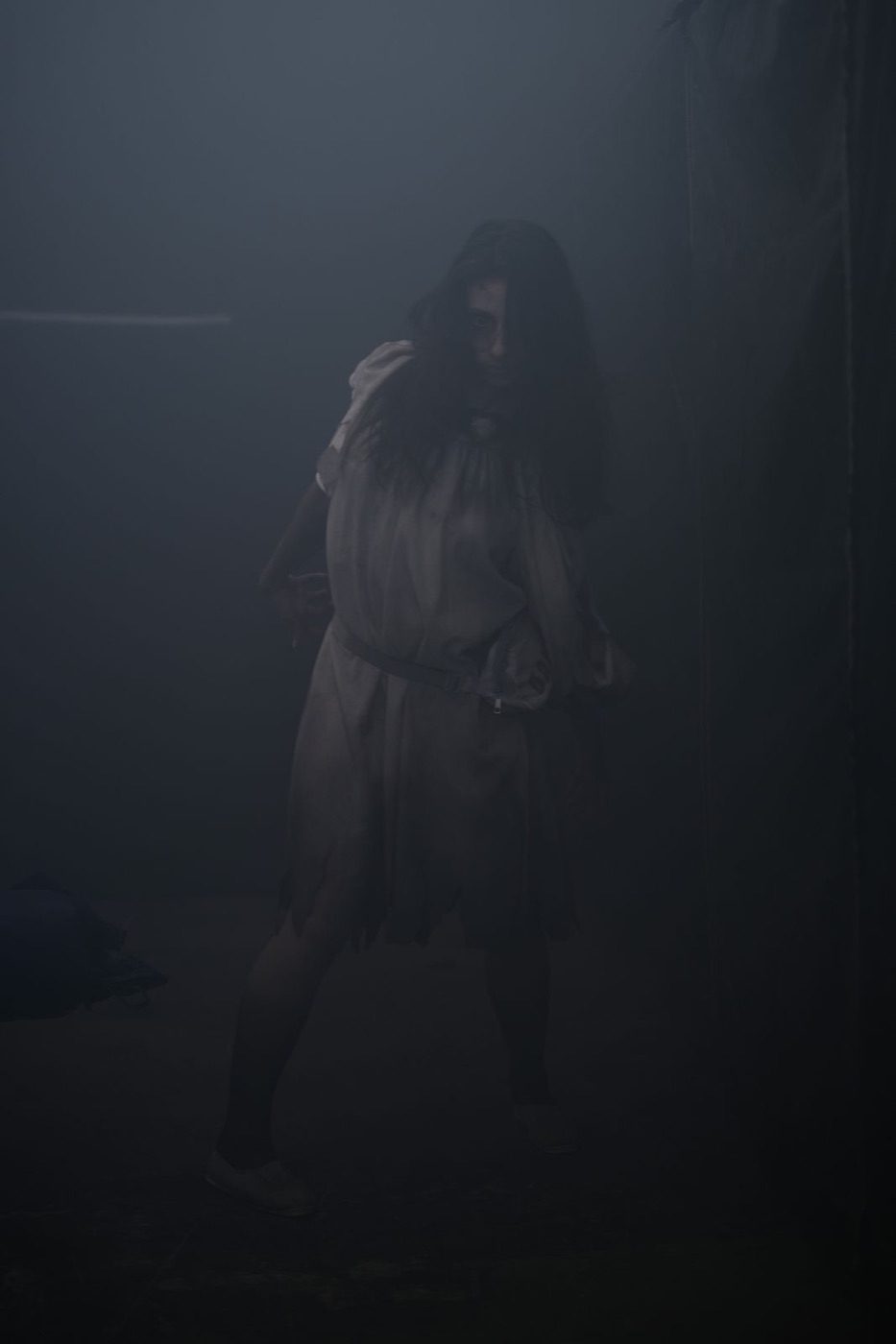 Personaggio horror nella nebbia