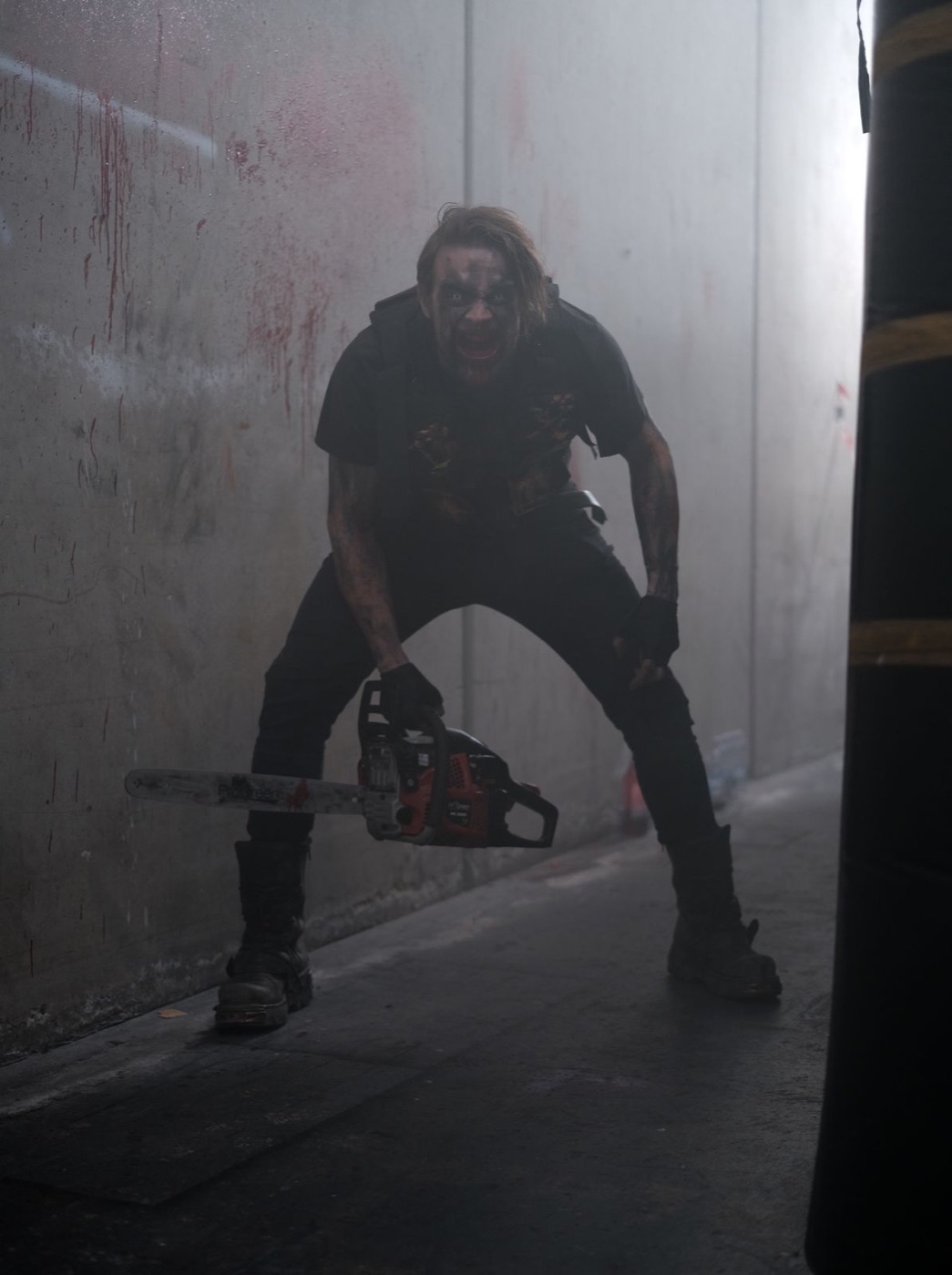 Attore horror con motosega scenica