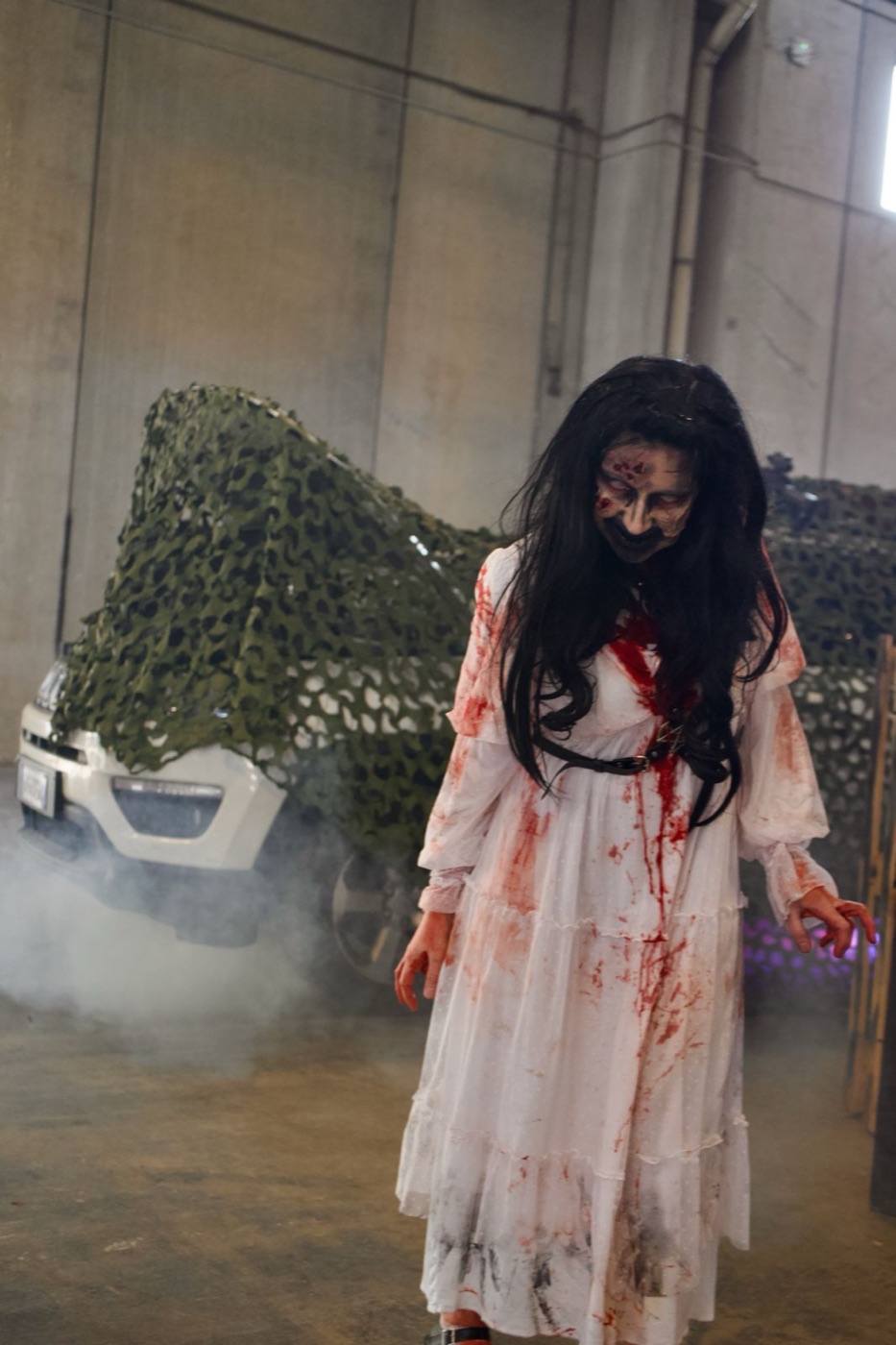 Scenografia horror con nebbia e veicolo