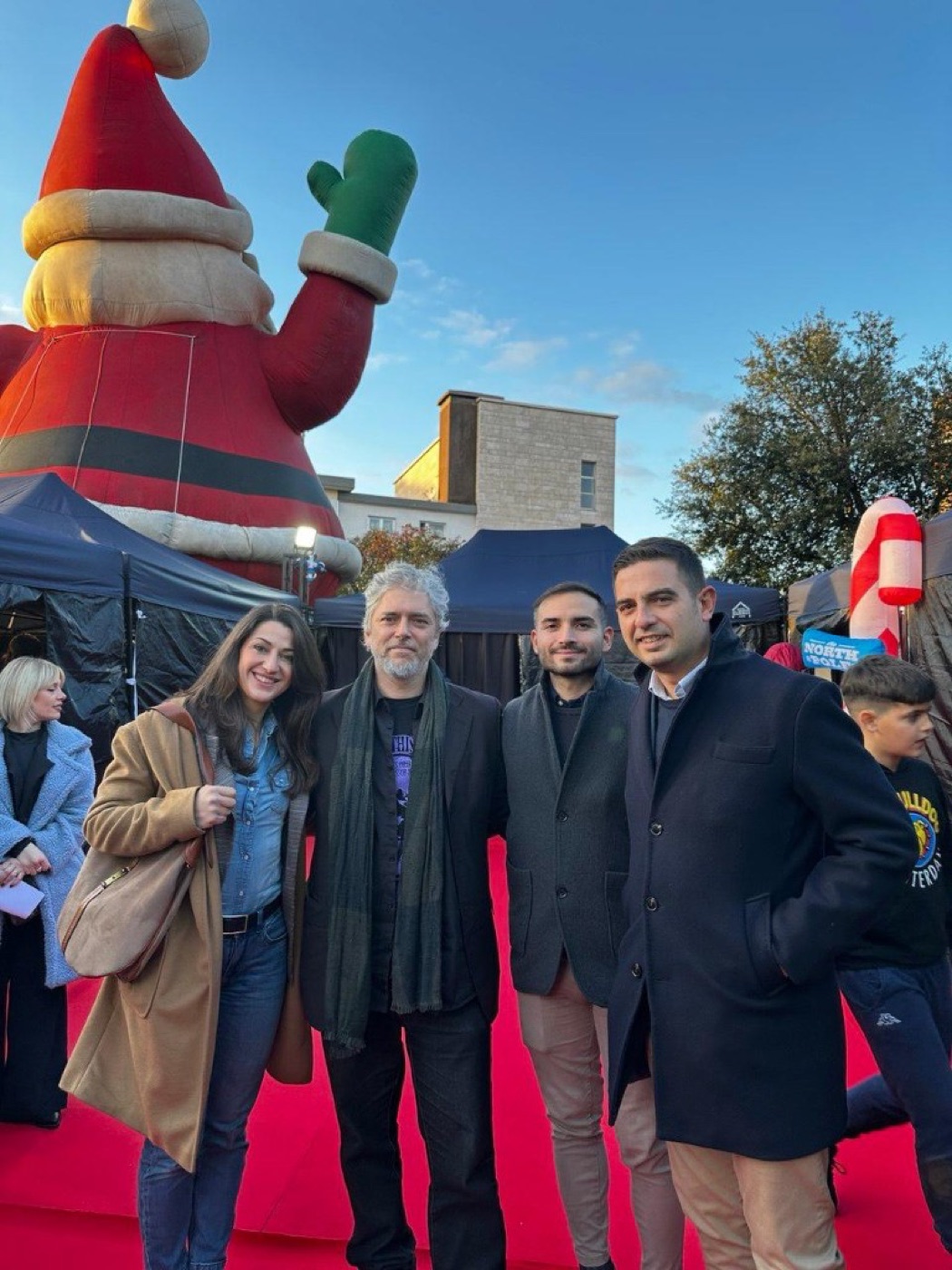 Gruppo all’evento Virtual Village in piazza
