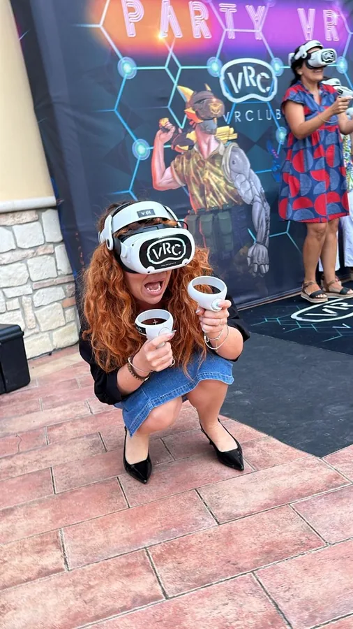 Ospite con visore VR durante una festa a domicilio