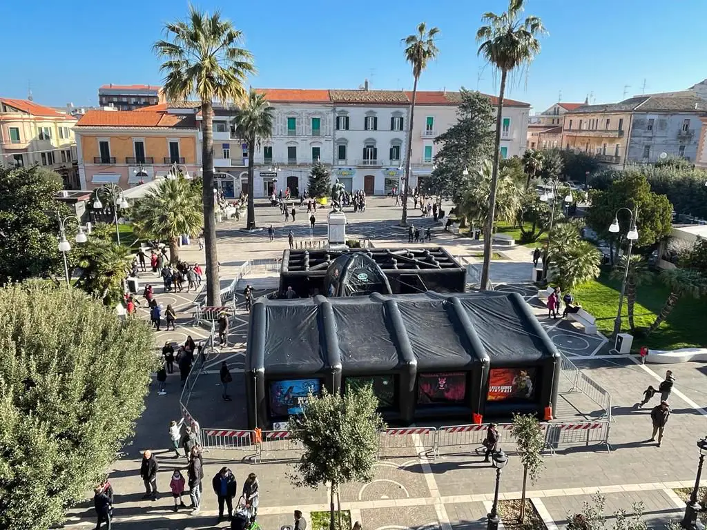Area VR club con branding e pubblico