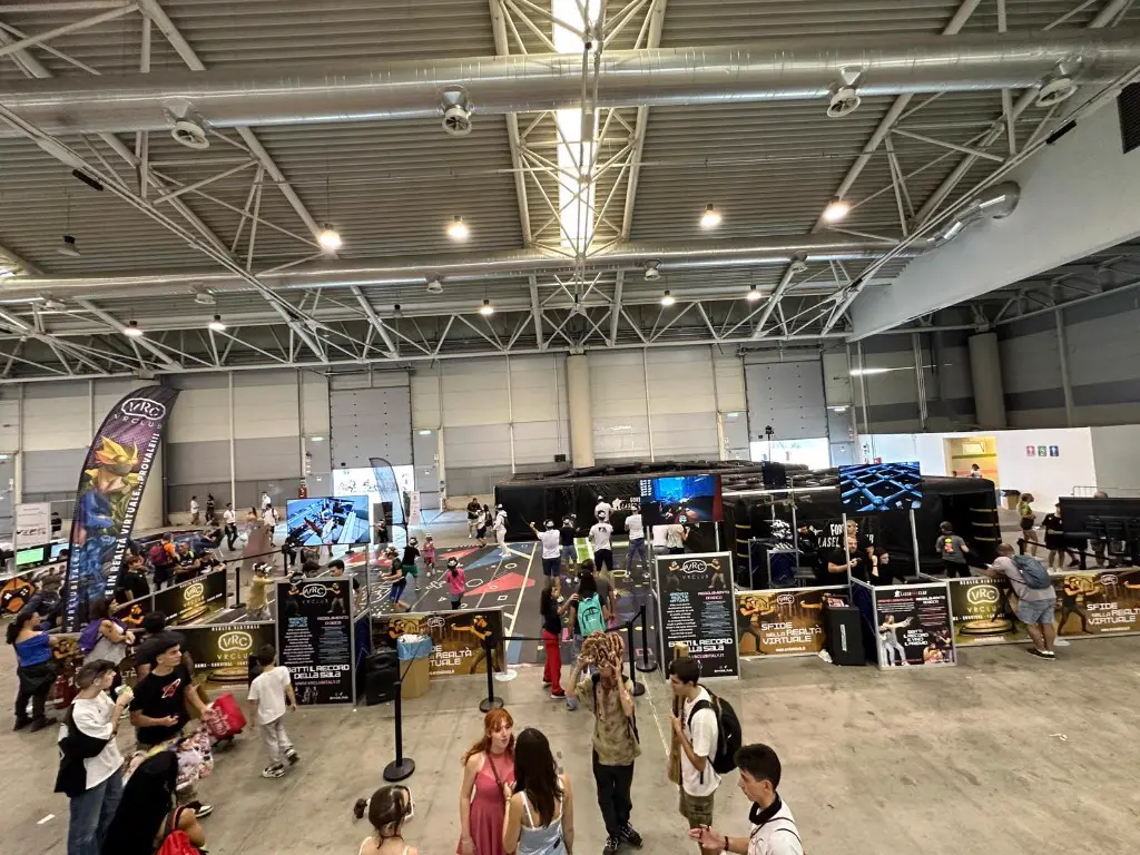 Stand VRC con giocatori in VR e monitor live