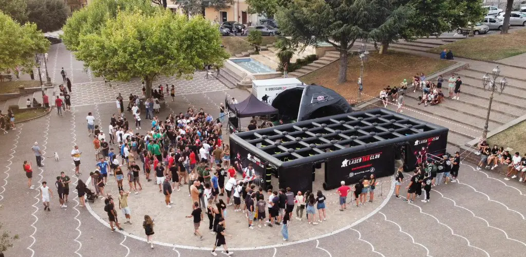 Arena Laser Tag gonfiabile in piazza con coda di ragazzi
