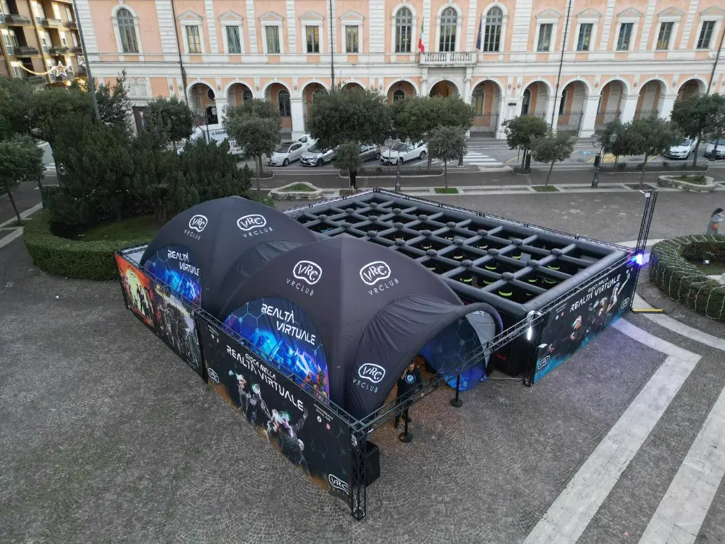 Setup VRC On Tour in piazza con pannelli Laser Games Virtuali